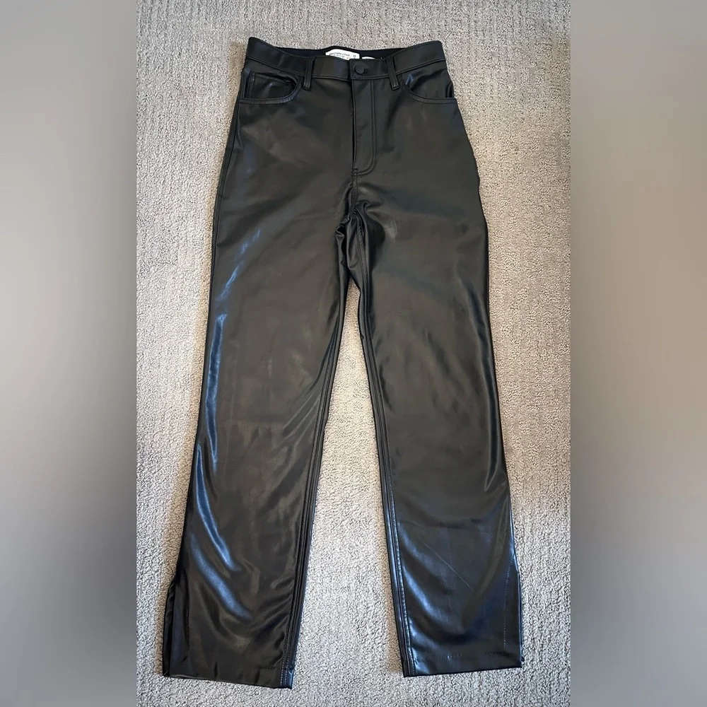 Abercrombie & Fitch 90s Straight Ultra High Rise Vegan Leather Pants SZ 28 NWT